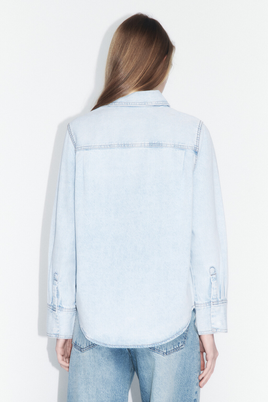 Рубашка-овершот джинсовая с вареным эффектом - цвет голубой - 4