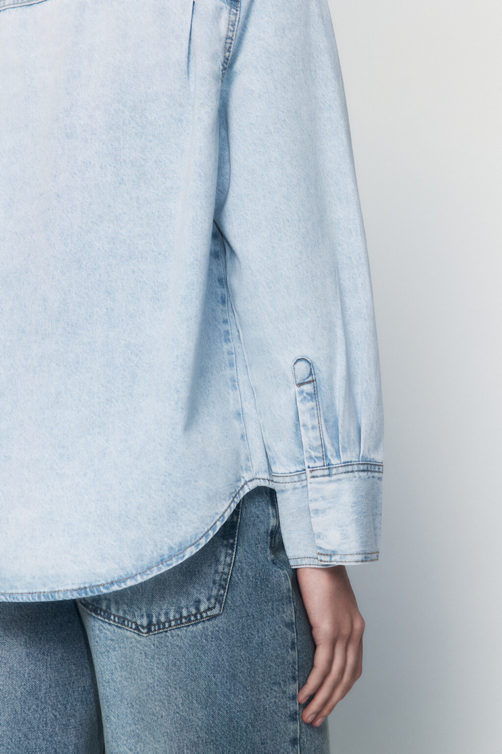 Рубашка-овершот джинсовая с вареным эффектом - цвет голубой - 7