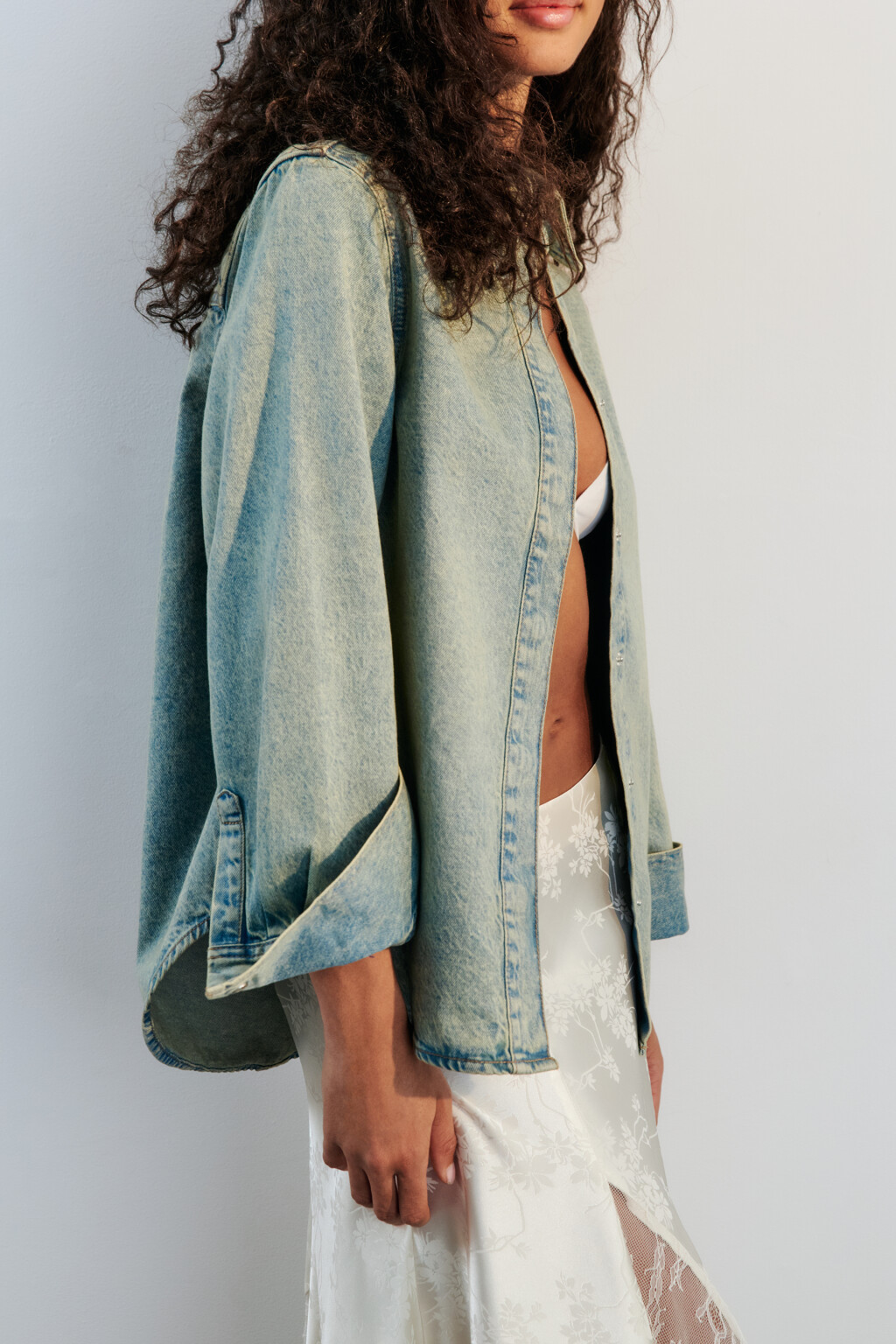 Рубашка-овершот джинсовая с вареным эффектом - цвет синий - 2