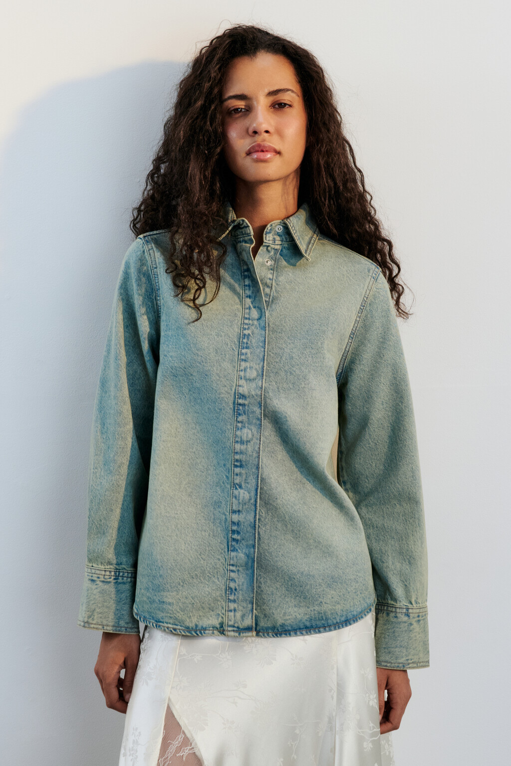 Рубашка-овершот джинсовая с вареным эффектом - цвет синий - 3