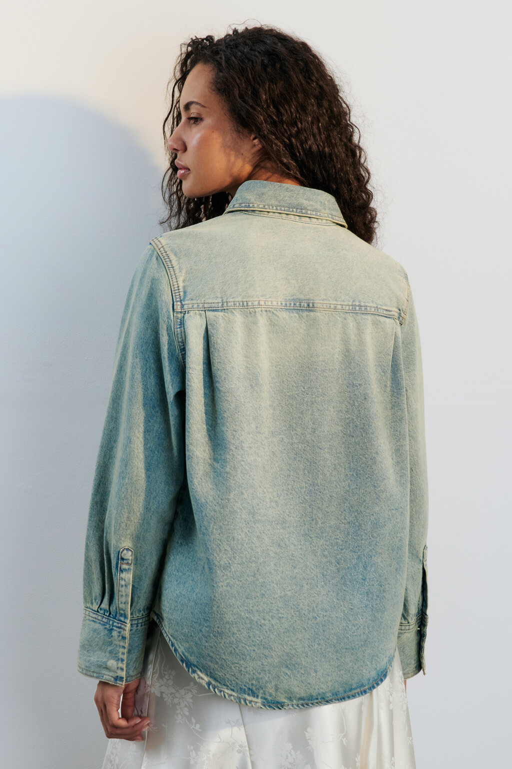 Рубашка-овершот джинсовая с вареным эффектом - цвет синий - 4