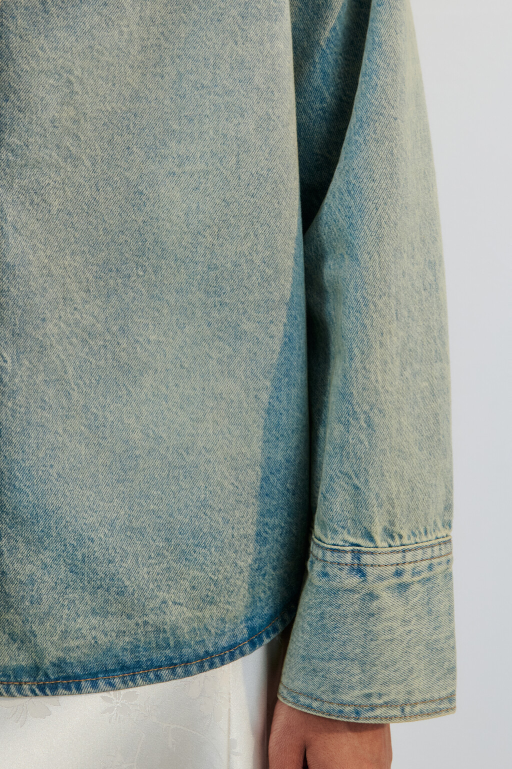 Рубашка-овершот джинсовая с вареным эффектом - цвет синий - 7
