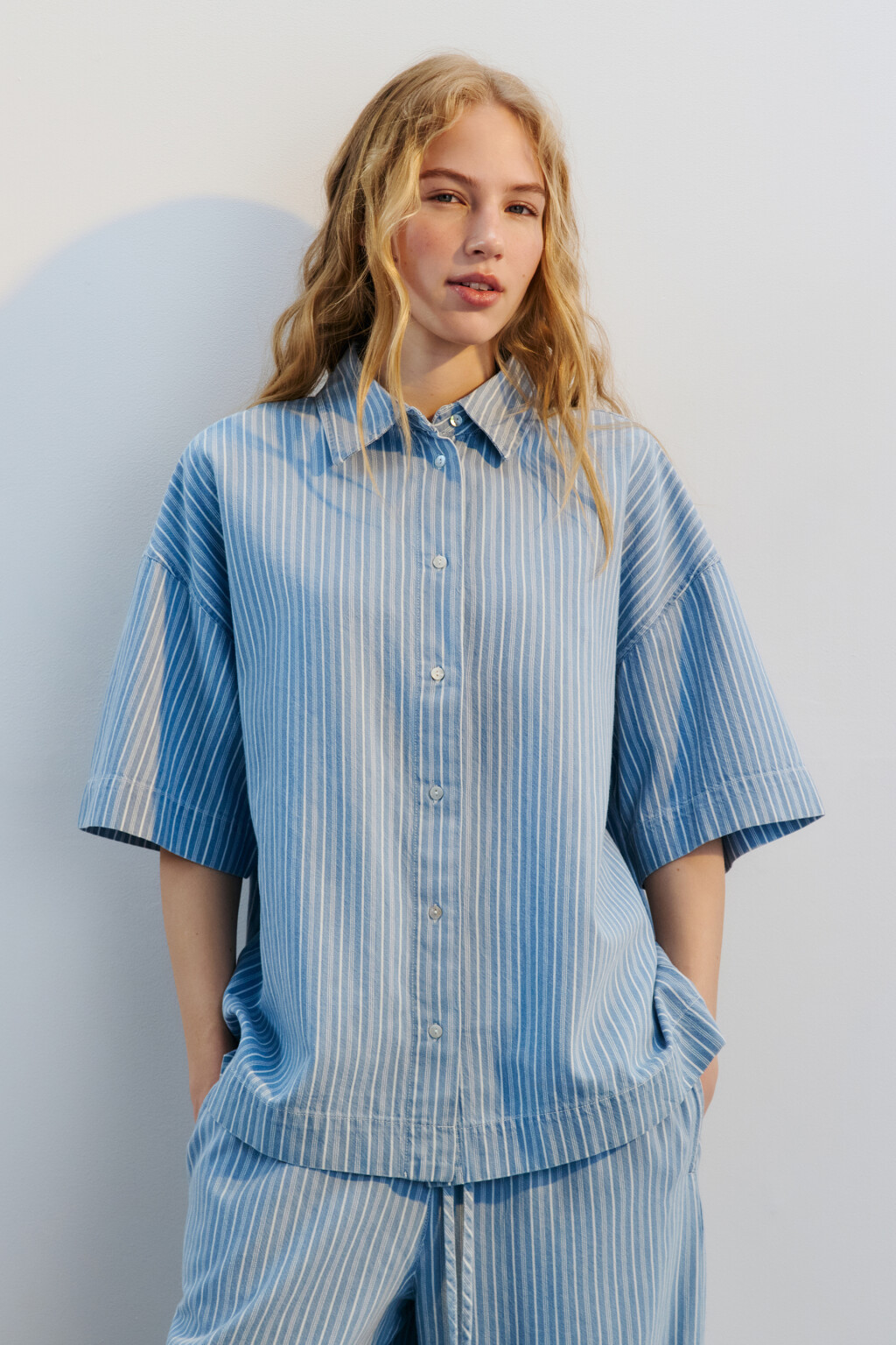 Рубашка джинсовая с коротким рукавом - цвет голубой - 2