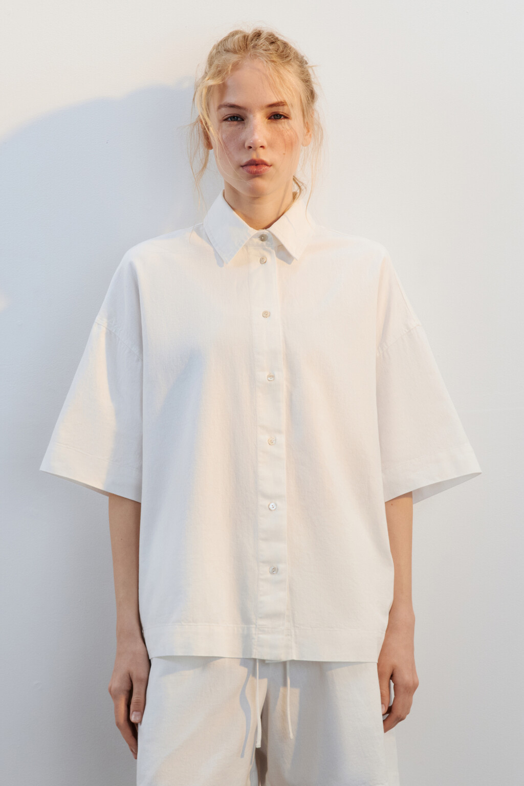 Рубашка джинсовая с коротким рукавом - цвет белый - 2