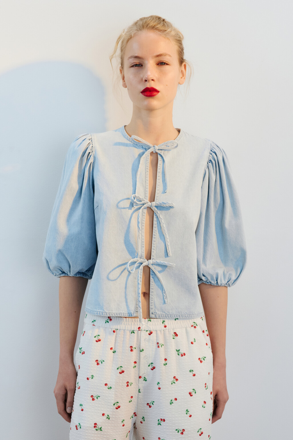 Блузка джинсовая с рукавами-фонариками - цвет голубой - 2