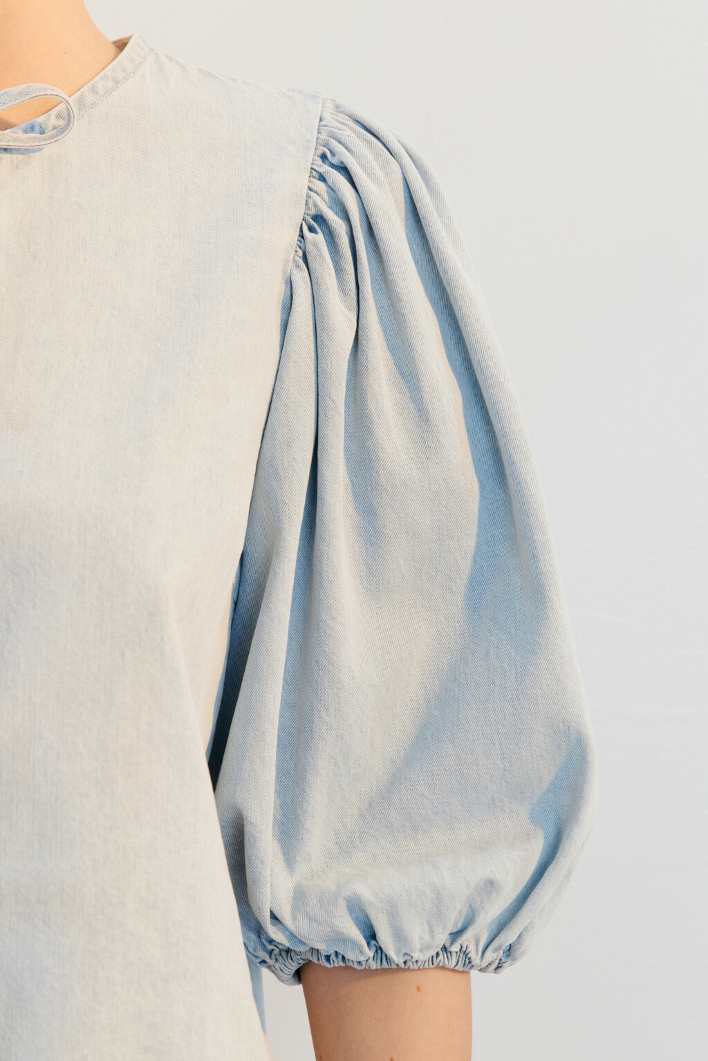 Блузка джинсовая с рукавами-фонариками - цвет голубой - 6