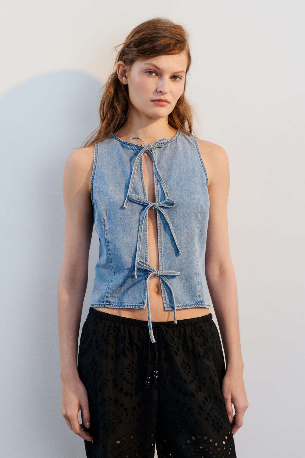 Жилет джинсовый на завязках - цвет голубой - 2