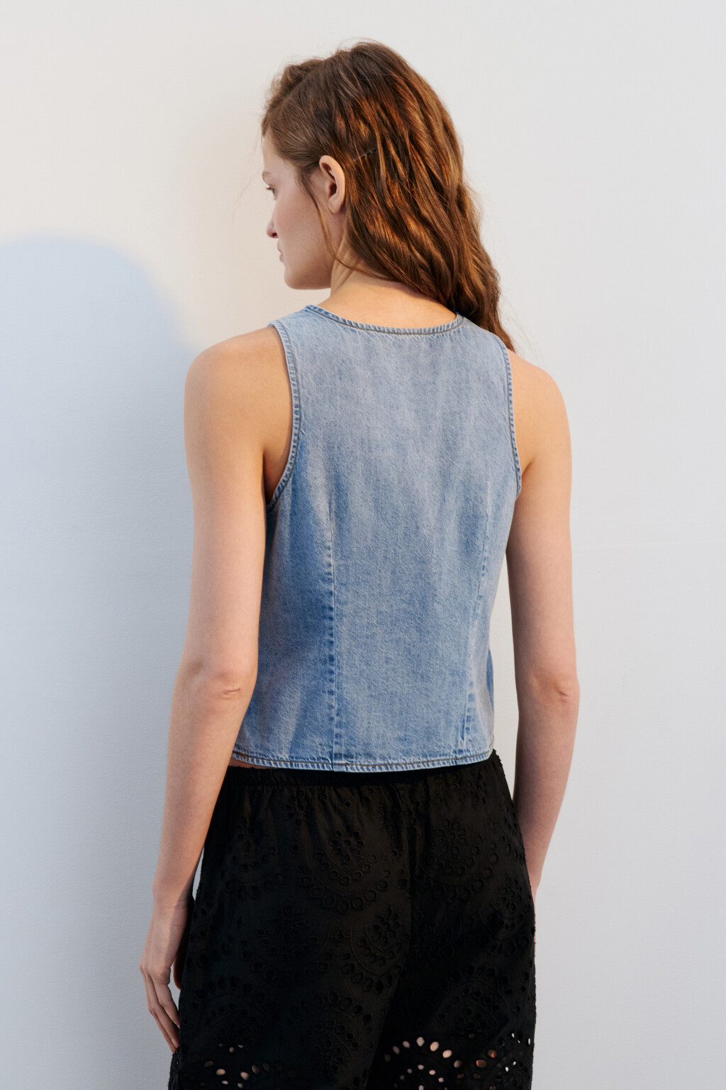 Жилет джинсовый на завязках - цвет голубой - 3