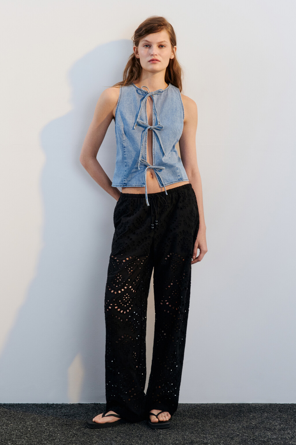 Жилет джинсовый на завязках - цвет голубой - 4