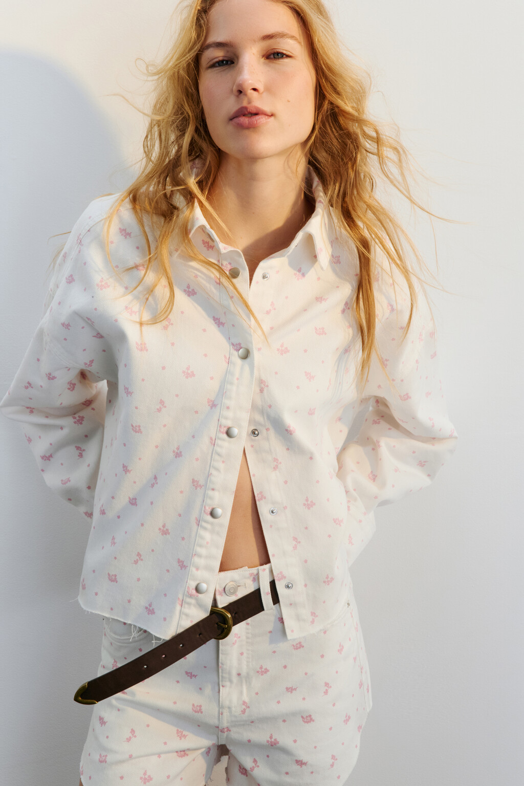 Рубашка джинсовая с цветочным принтом - цвет розовый - 1