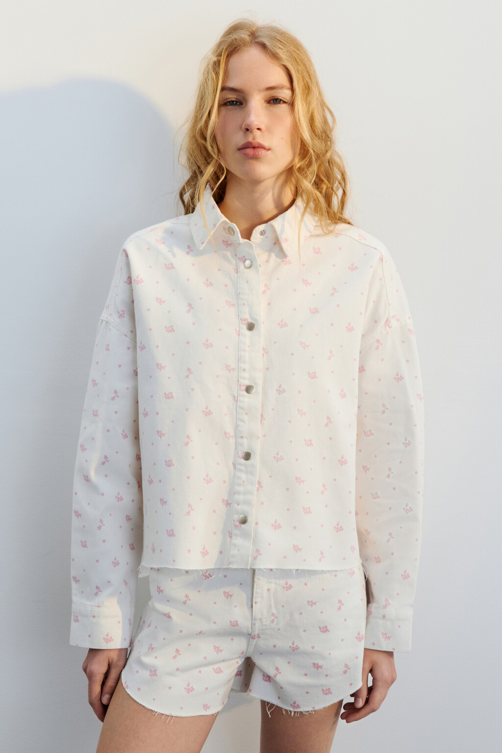 Рубашка джинсовая с цветочным принтом - цвет розовый - 3