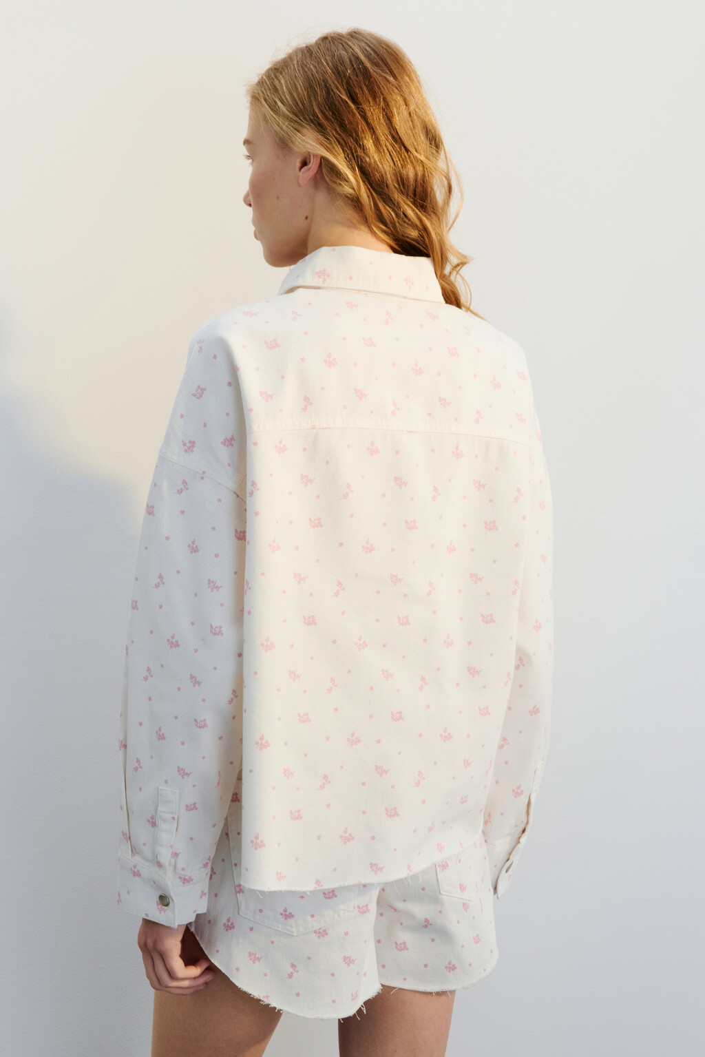 Рубашка джинсовая с цветочным принтом - цвет розовый - 4