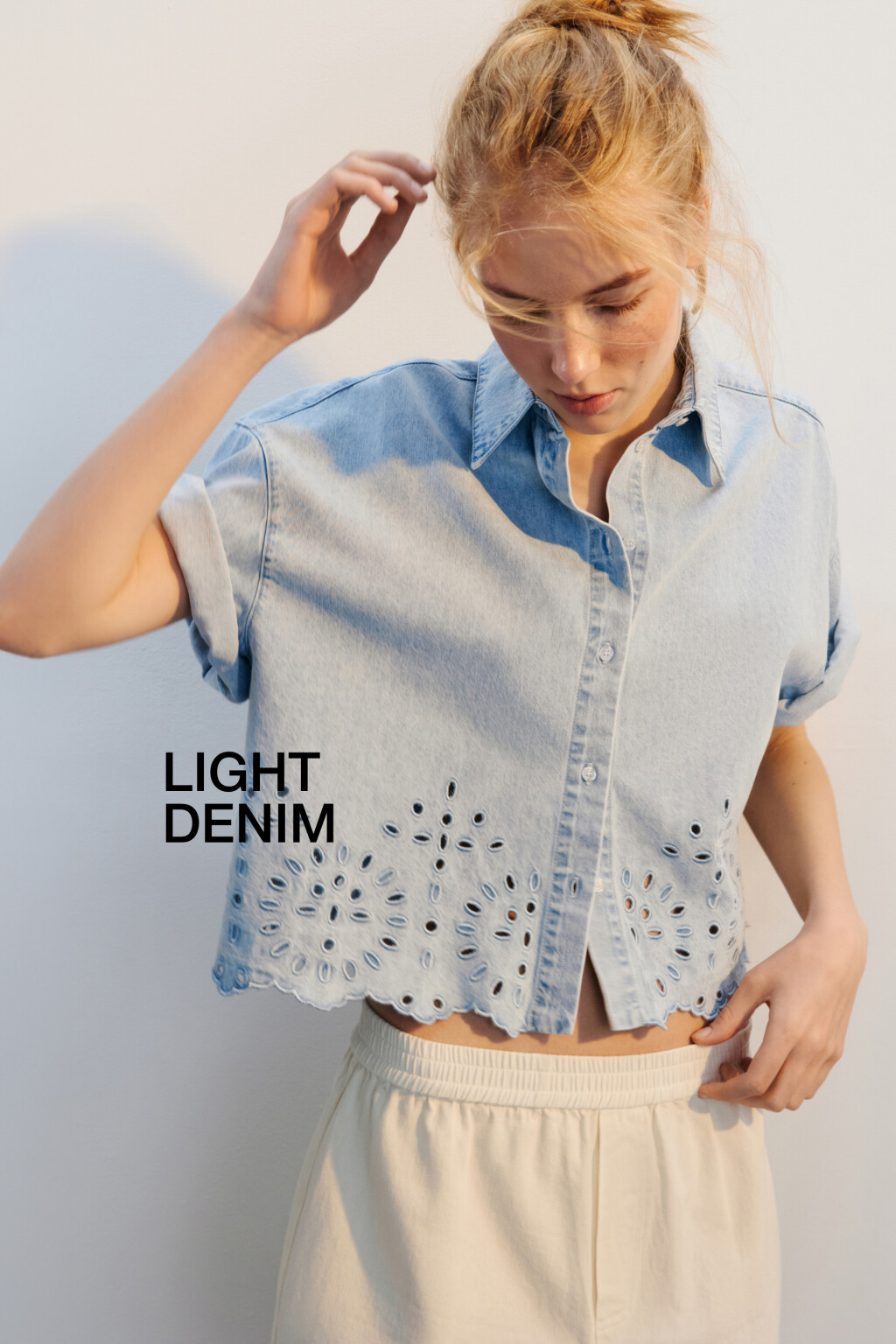 Блузка джинсовая с ажурной отделкой - цвет голубой - 1