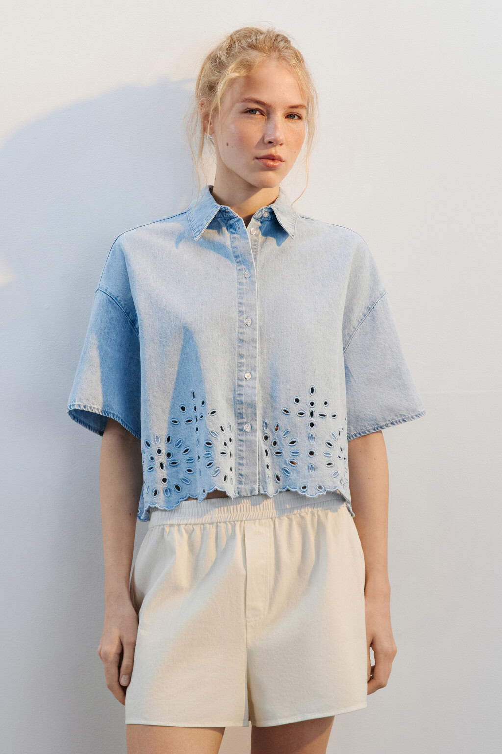 Блузка джинсовая с ажурной отделкой - цвет голубой - 2