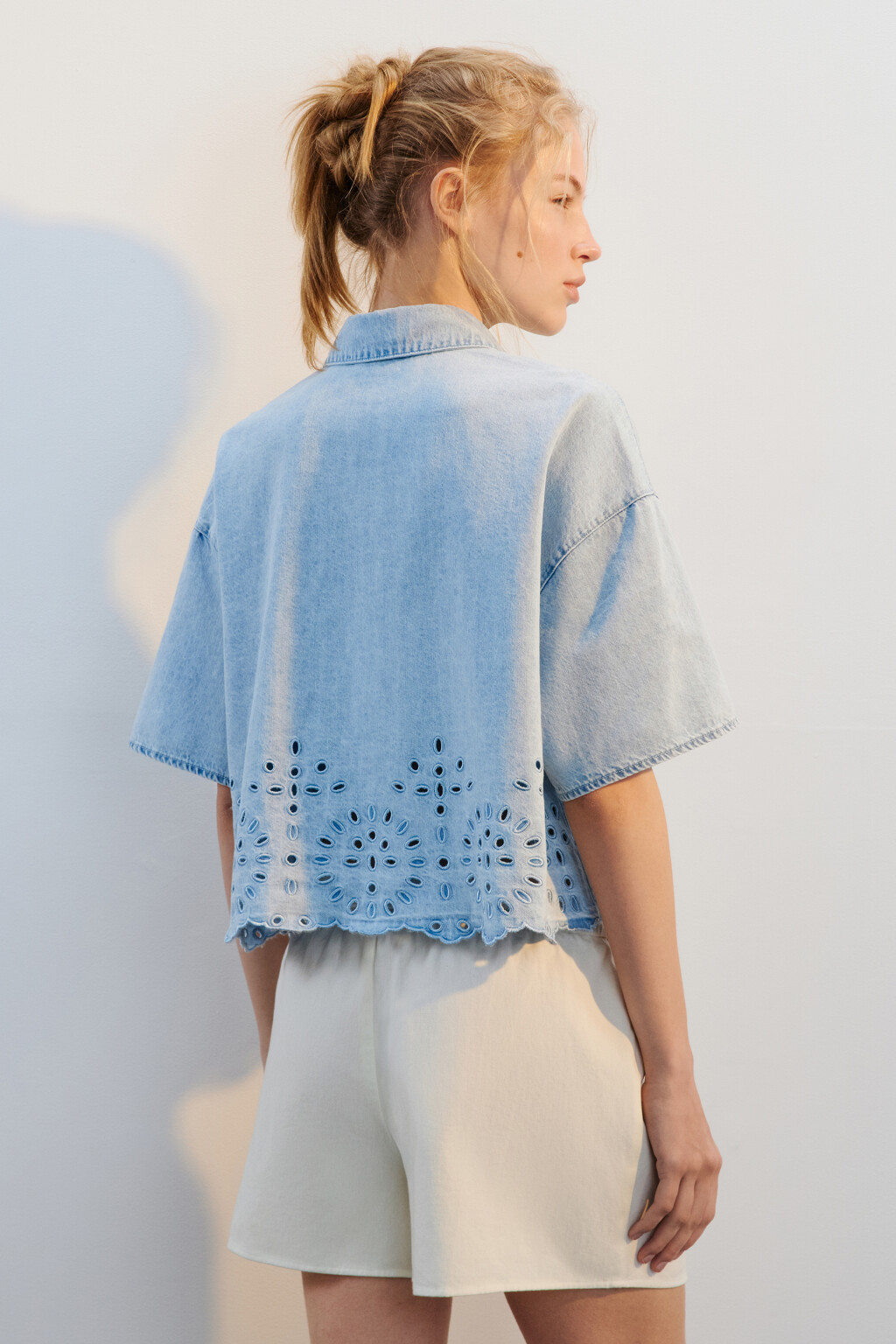 Блузка джинсовая с ажурной отделкой - цвет голубой - 3