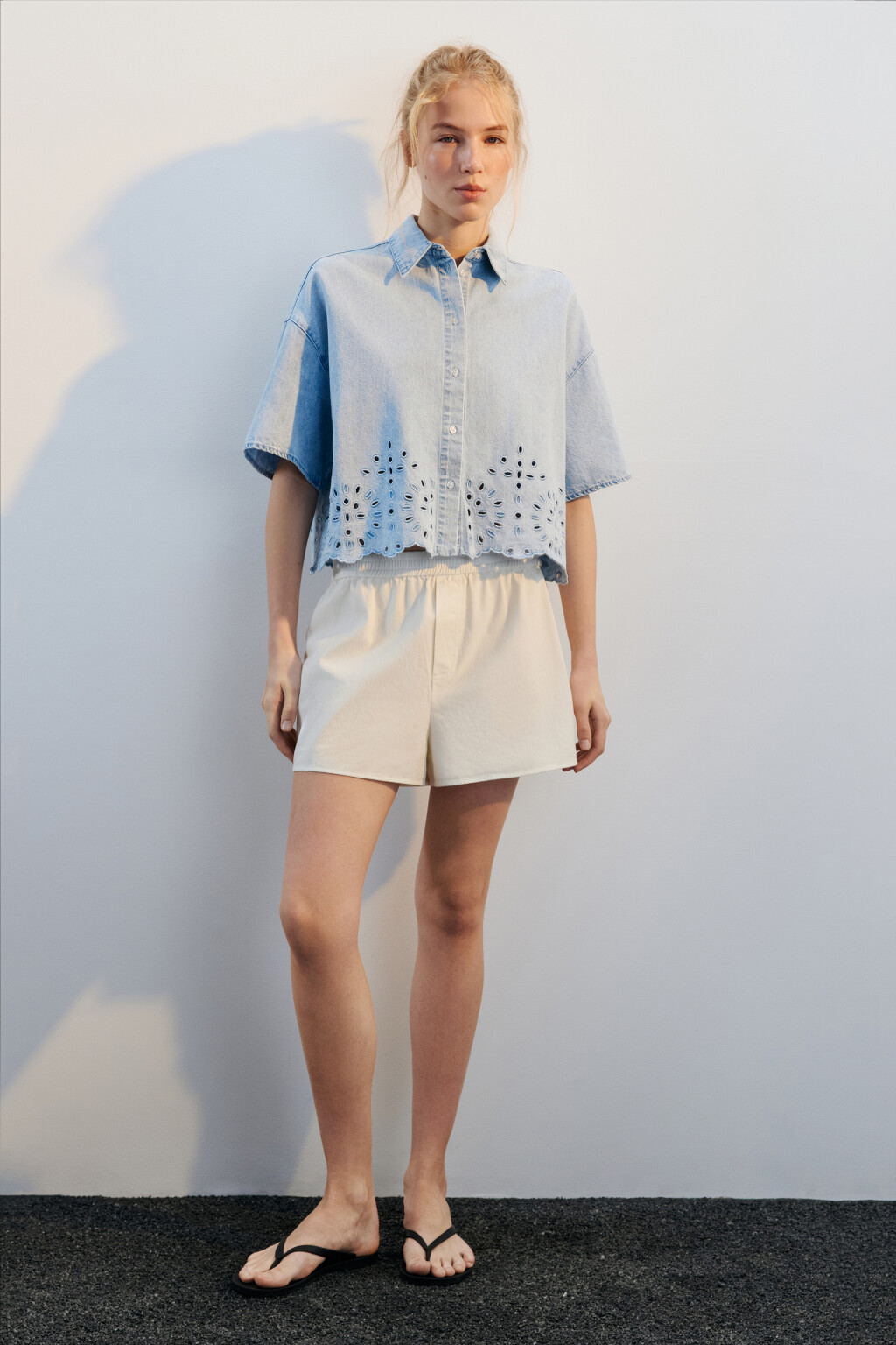 Блузка джинсовая с ажурной отделкой - цвет голубой - 4