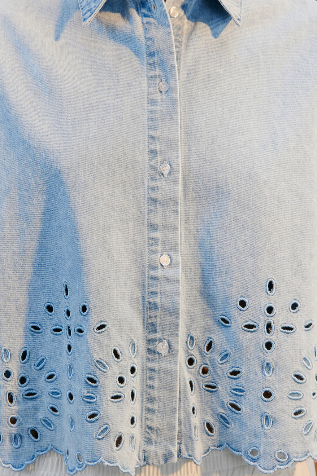 Блузка джинсовая с ажурной отделкой - цвет голубой - 5