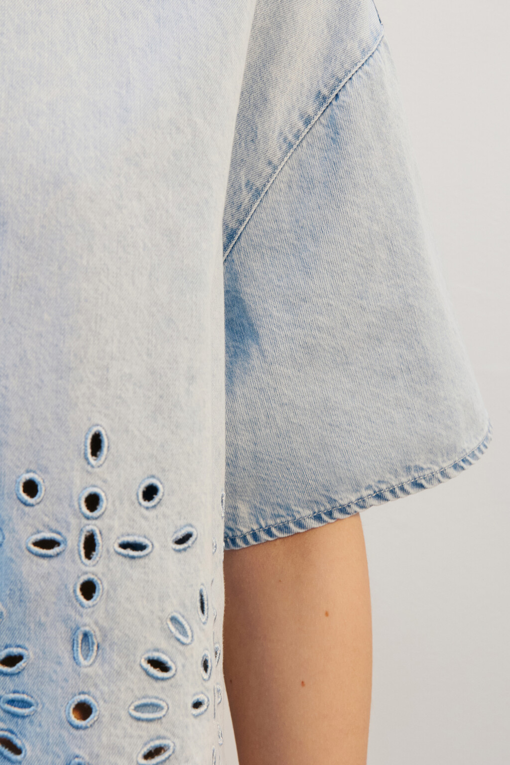 Блузка джинсовая с ажурной отделкой - цвет голубой - 6