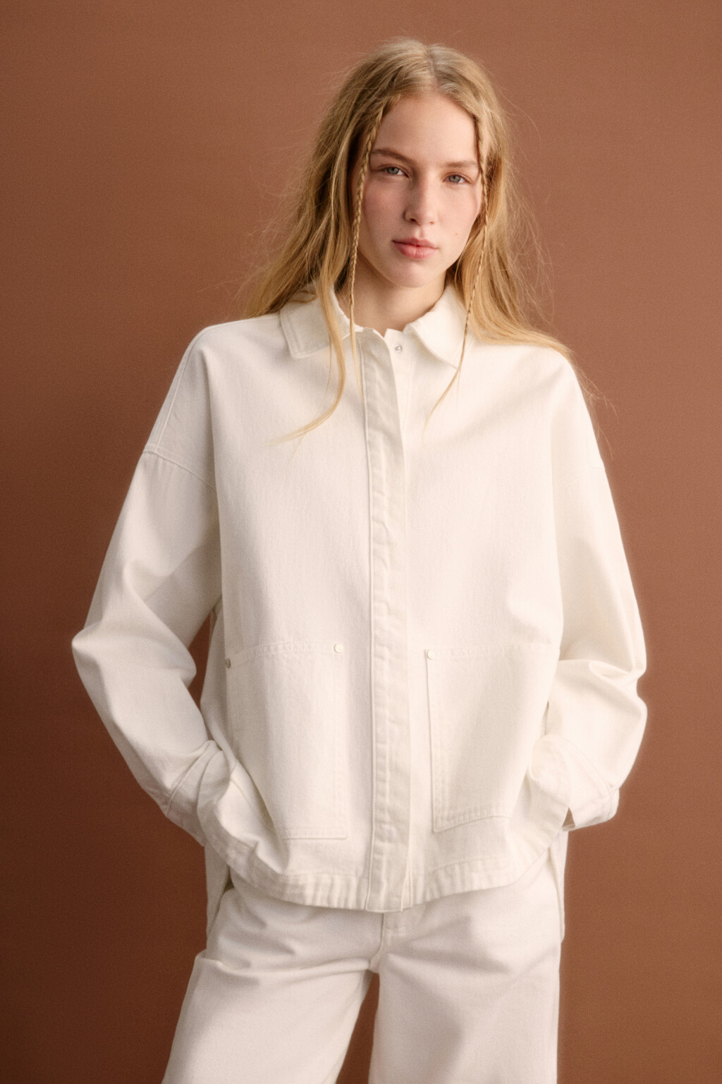 Рубашка джинсовая с накладными карманами - цвет белый - 4