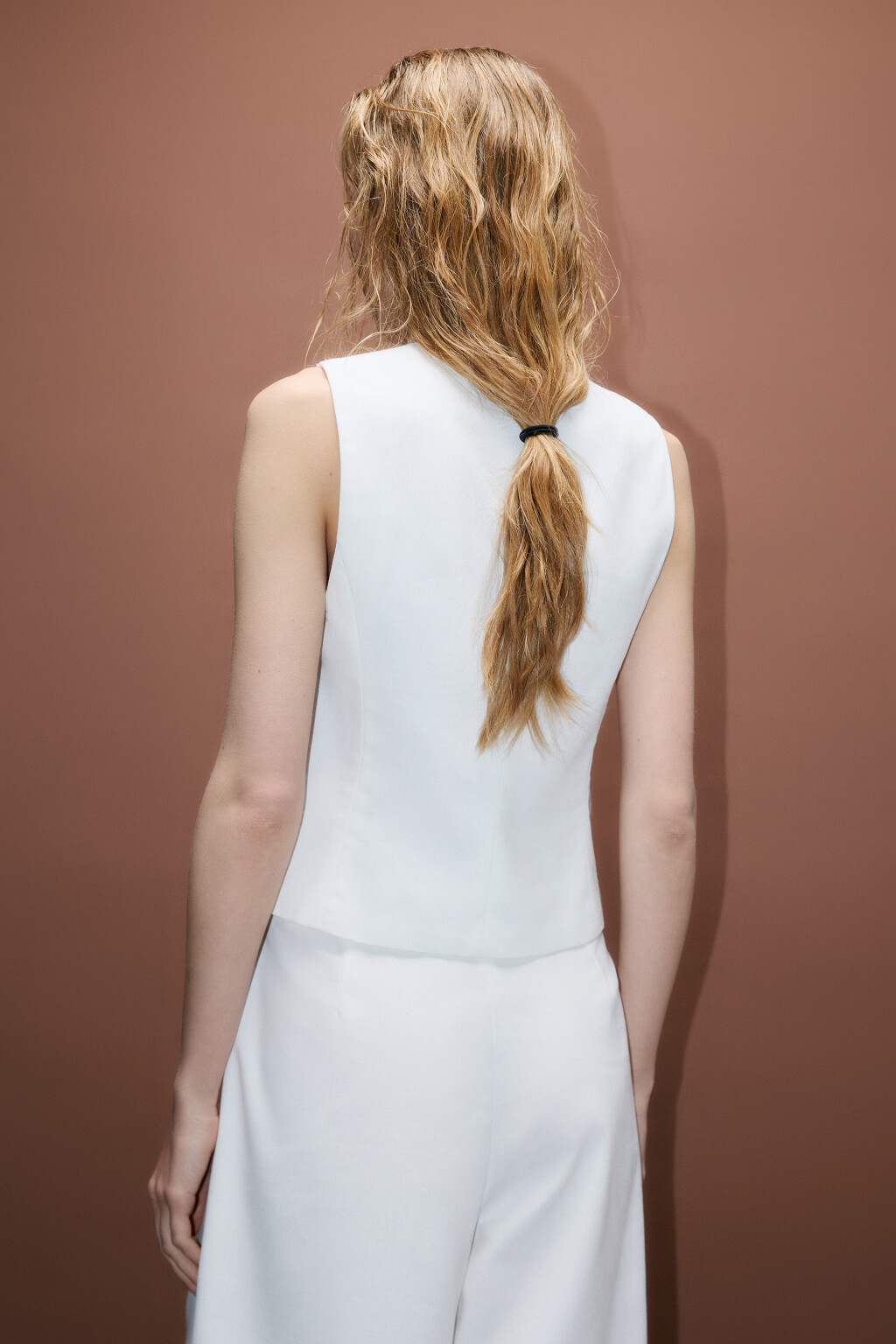 Жилет костюмный из ткани со льном - цвет белый - 3