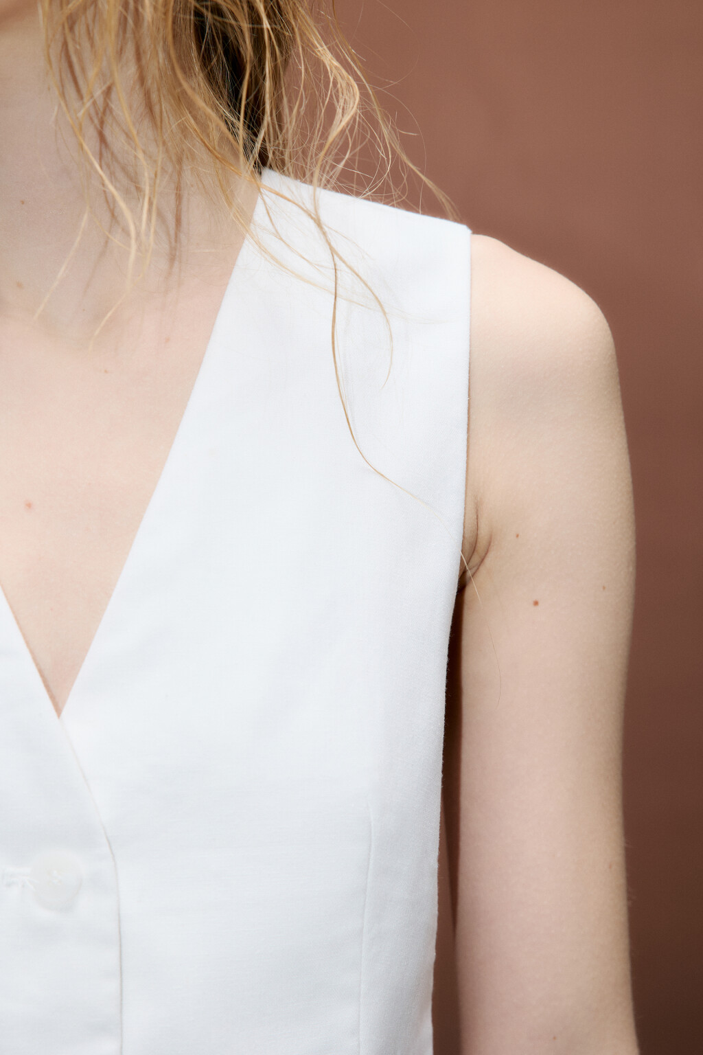 Жилет костюмный из ткани со льном - цвет белый - 5