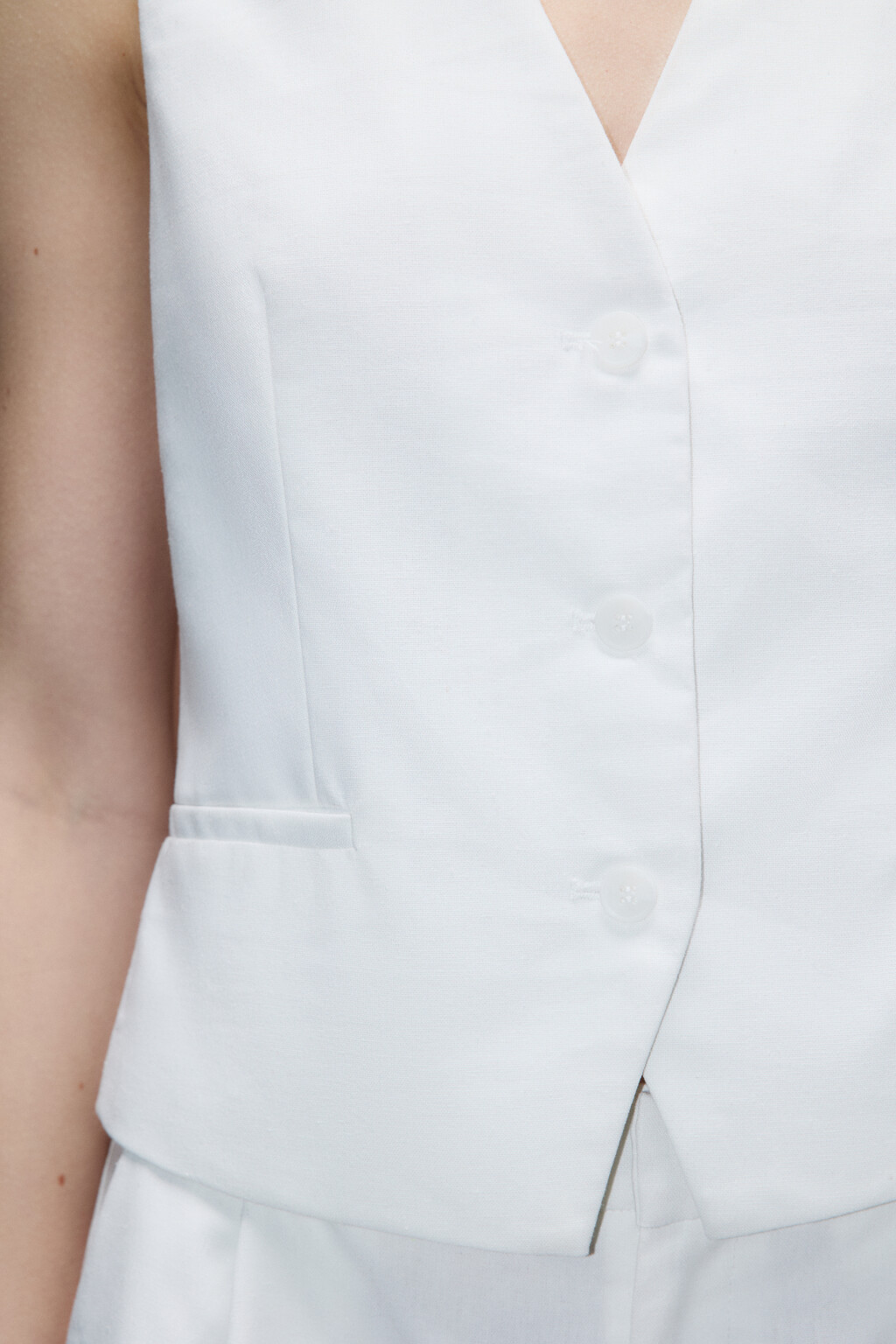 Жилет костюмный из ткани со льном - цвет белый - 6