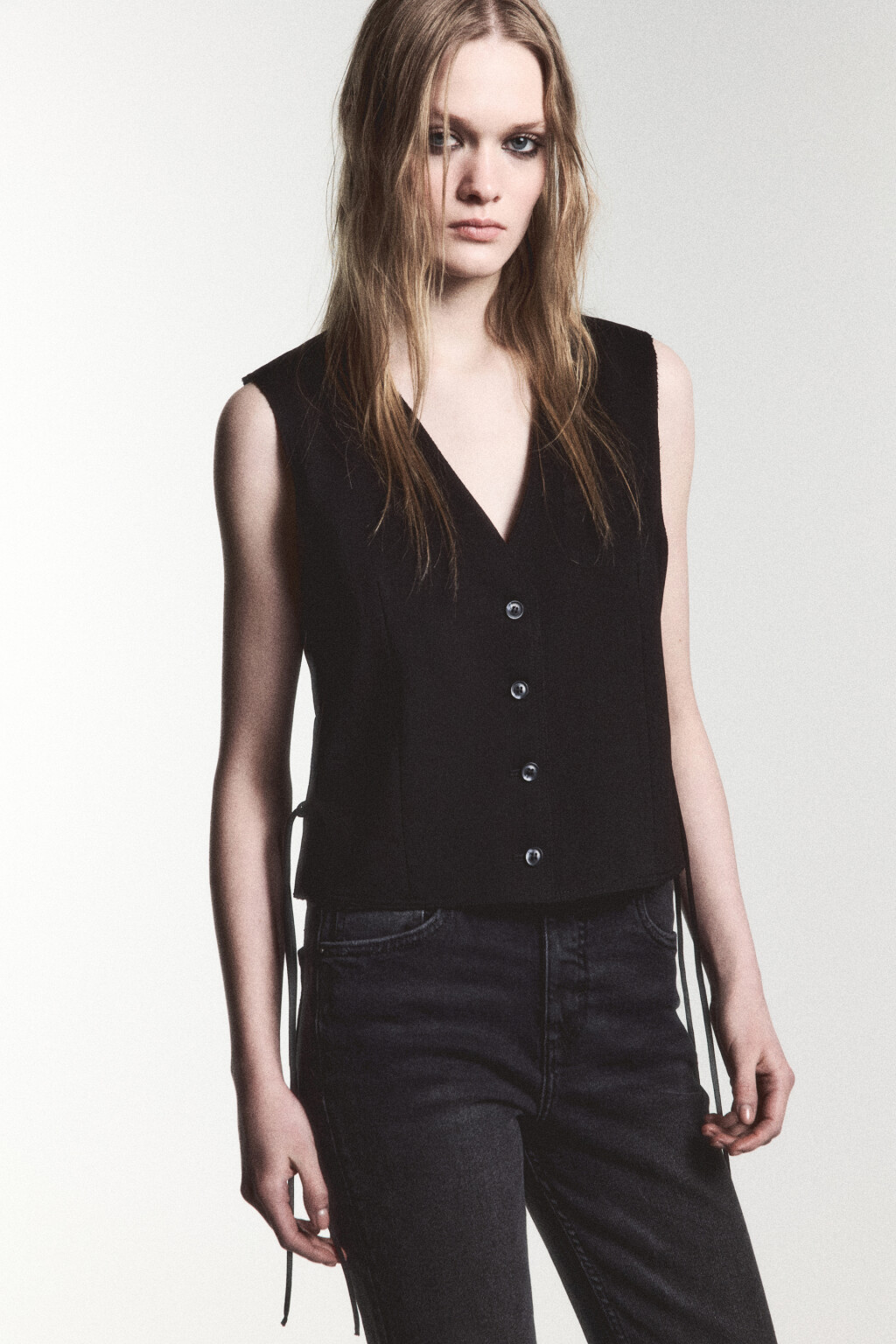 Жилет костюмный с разрезами и шнуровкой - цвет черный - 1