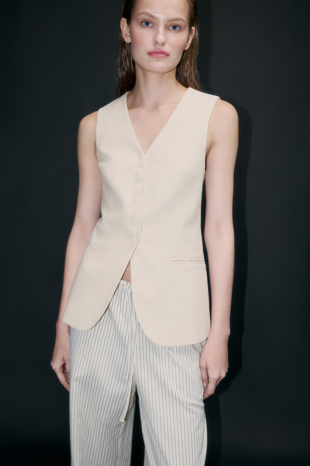 Жилет приталенный из ткани со льном - цвет бежевый - 2