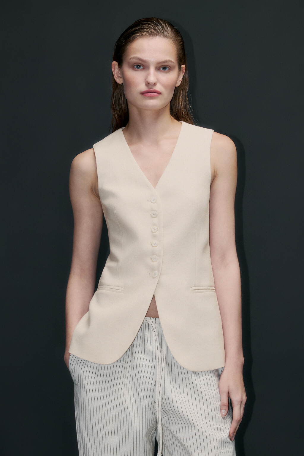 Жилет приталенный из ткани со льном - цвет бежевый - 1