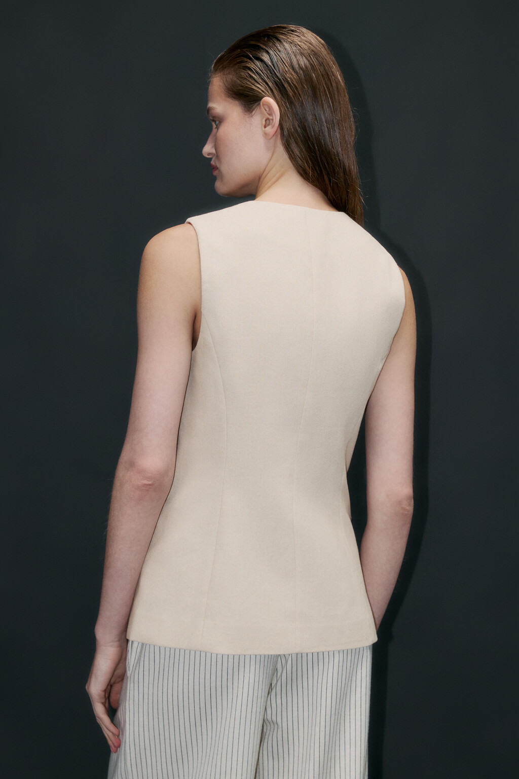 Жилет приталенный из ткани со льном - цвет бежевый - 3