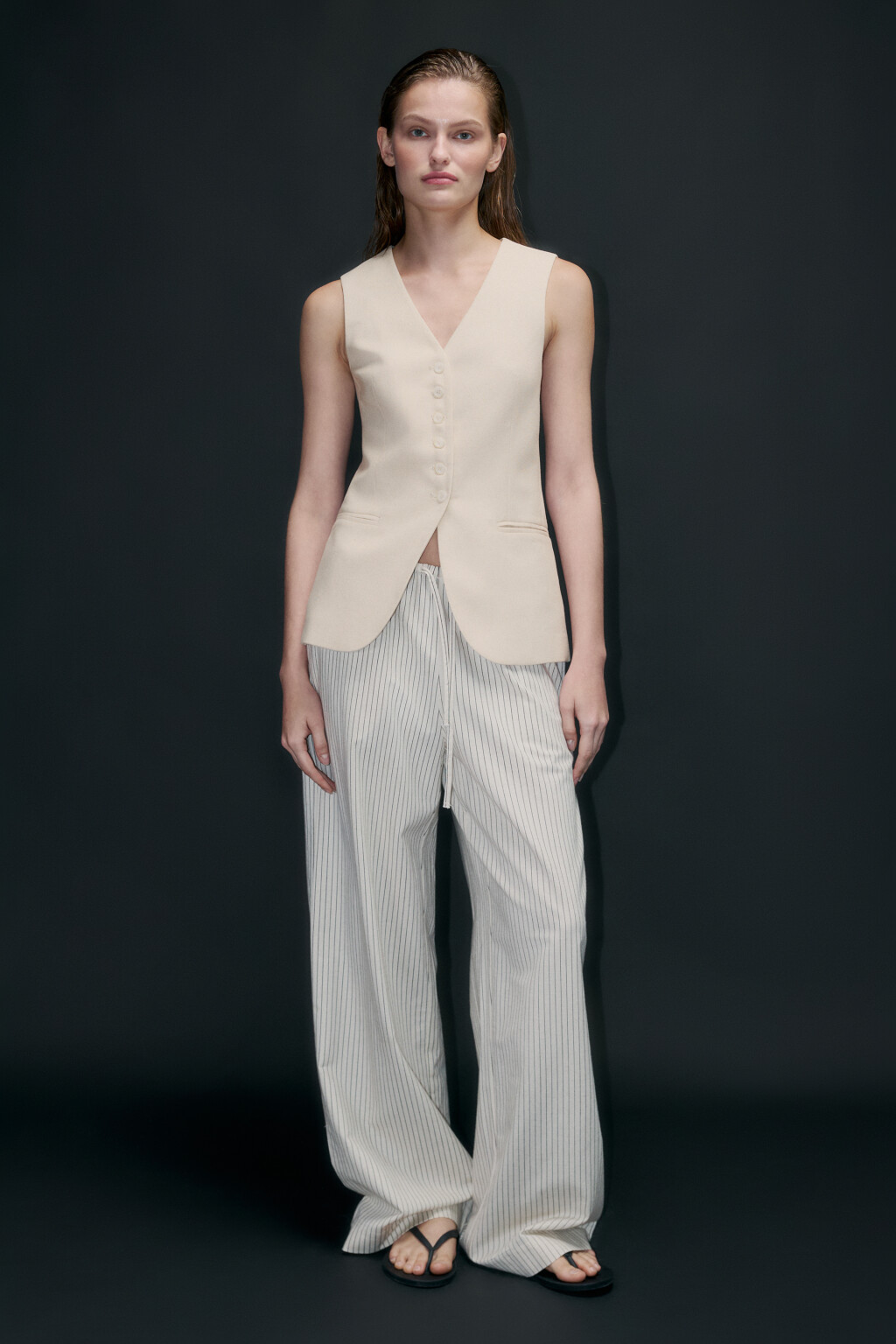 Жилет приталенный из ткани со льном - цвет бежевый - 4