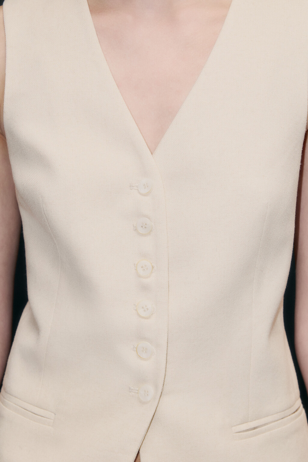 Жилет приталенный из ткани со льном - цвет бежевый - 5