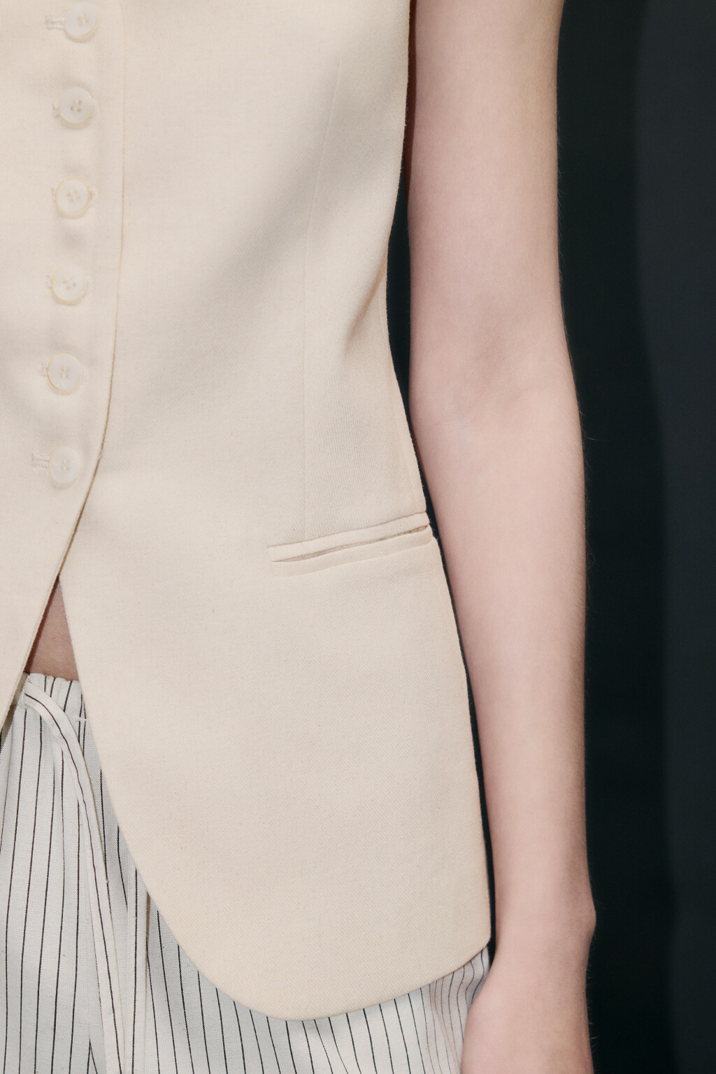 Жилет приталенный из ткани со льном - цвет бежевый - 6