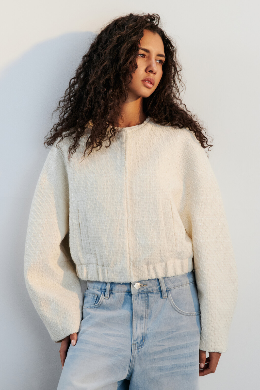 Жакет-бомбер oversize твидовый укороченный - цвет молочный - 2