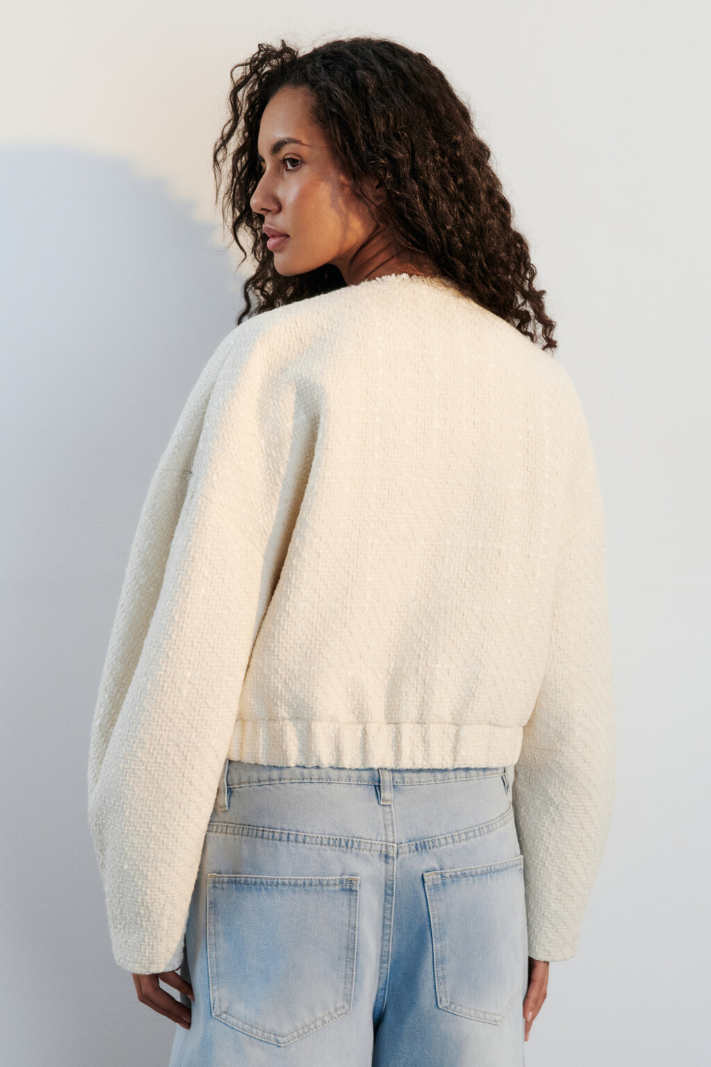 Жакет-бомбер oversize твидовый укороченный - цвет молочный - 3