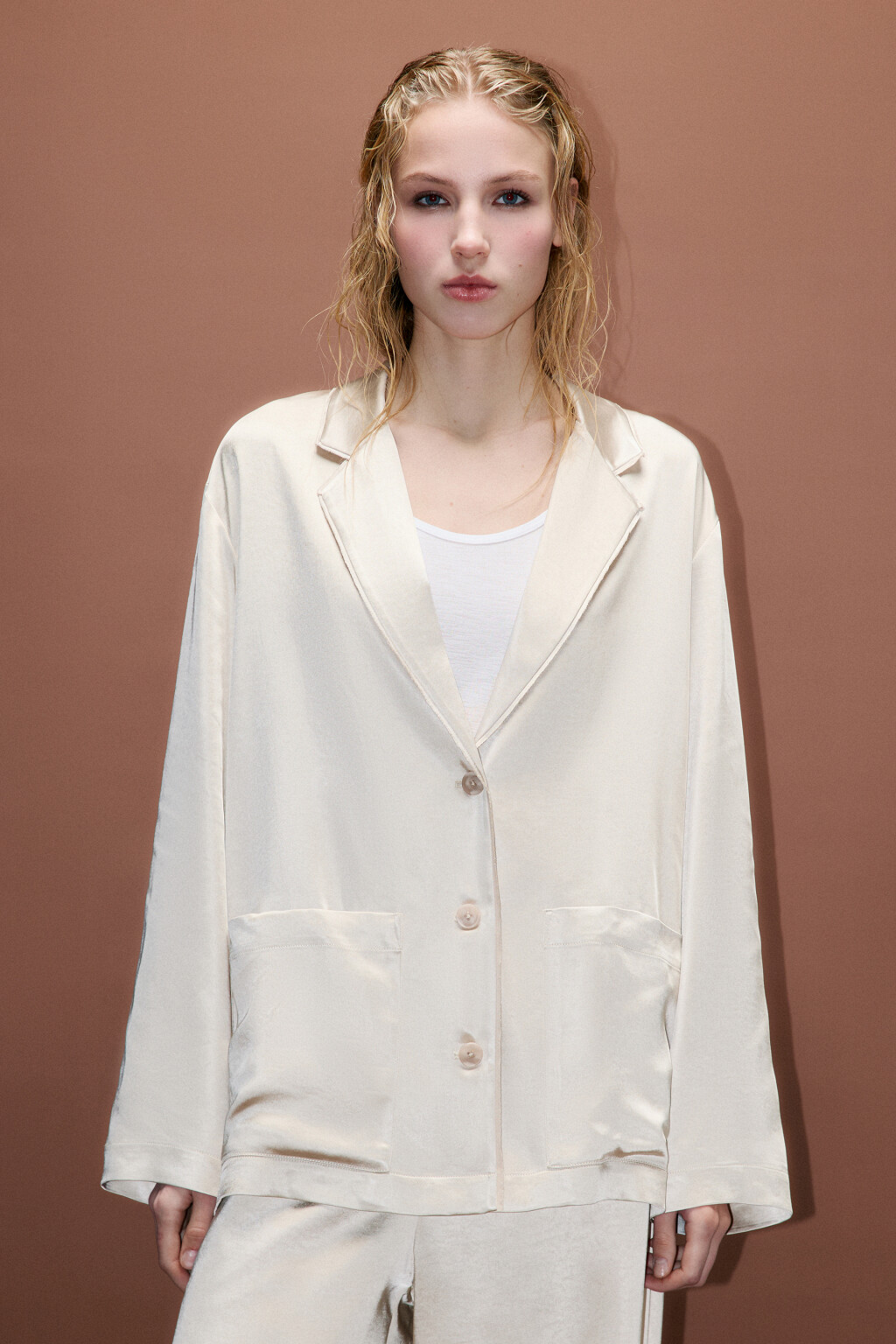 Жакет oversize из атласной ткани - цвет бежевый - 3