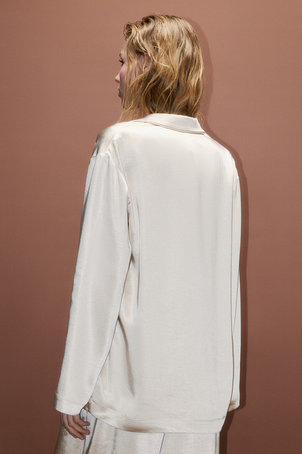 Жакет oversize из атласной ткани - цвет бежевый - 4