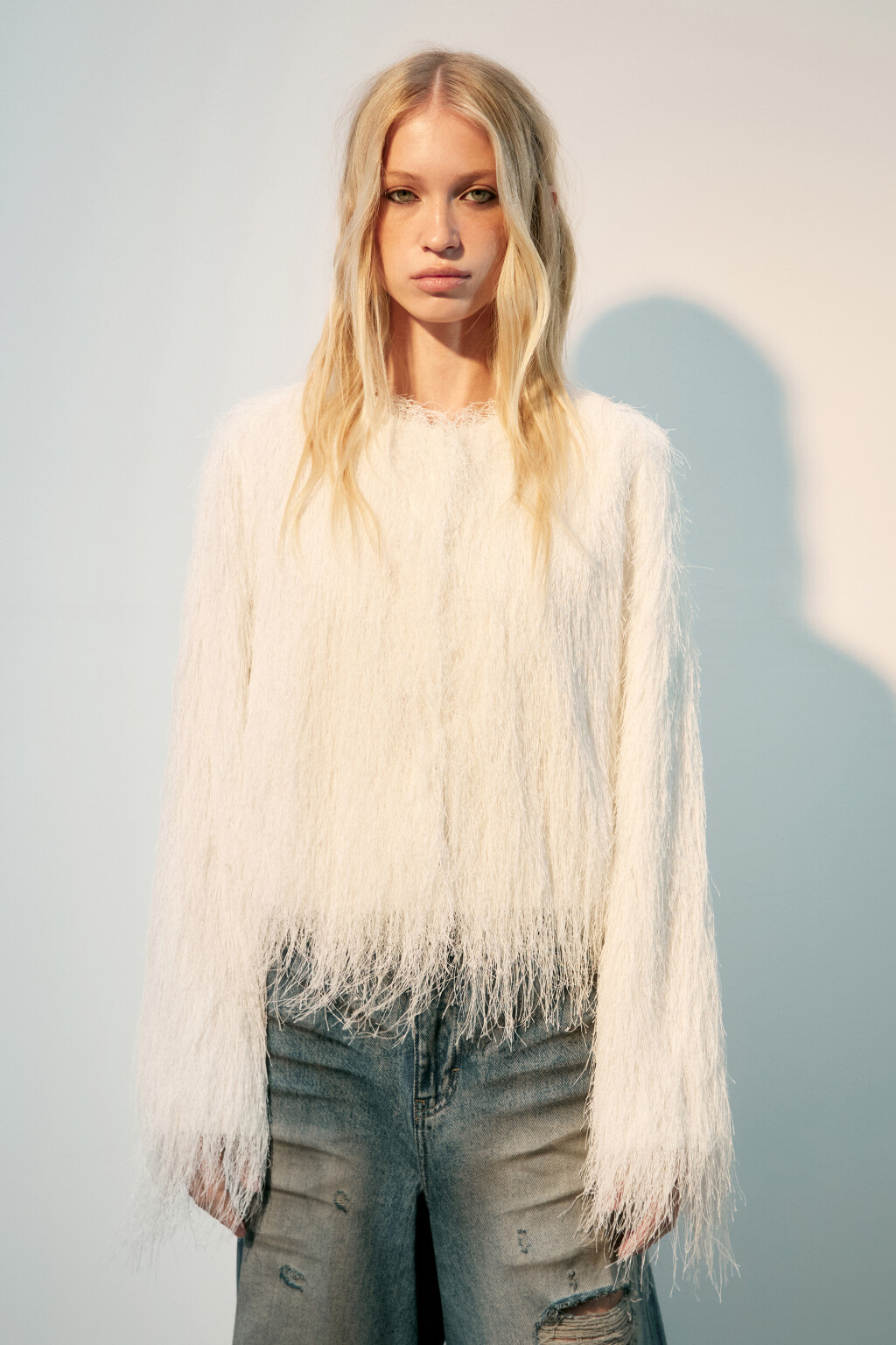 Жакет на крючках с длинной бахромой - цвет белый - 3
