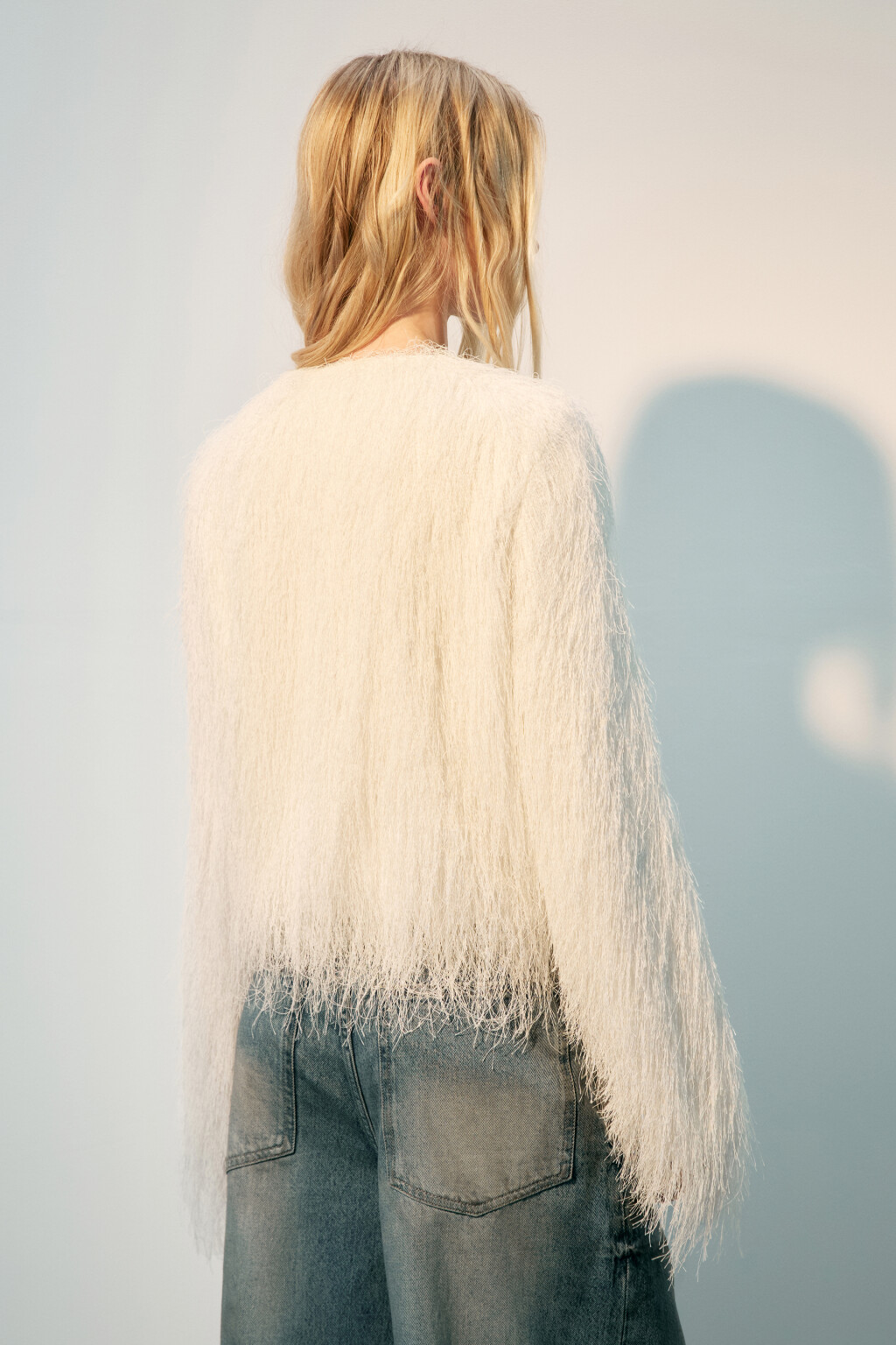 Жакет на крючках с длинной бахромой - цвет белый - 4