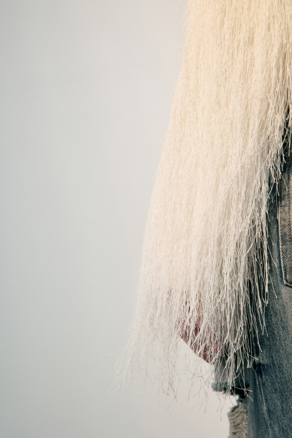 Жакет на крючках с длинной бахромой - цвет белый - 6