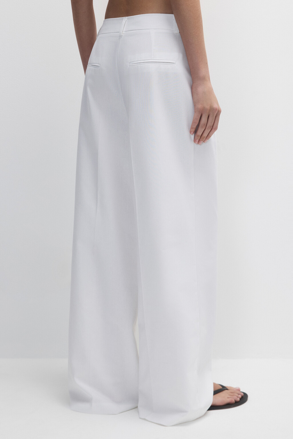 Брюки широкие костюмные со стрелками - цвет белый - 4