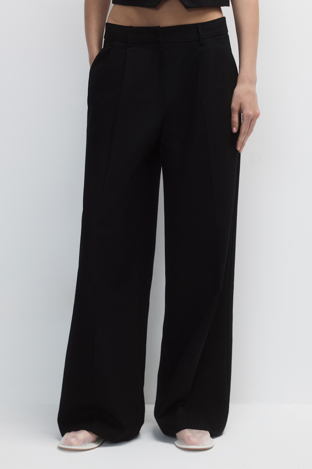 Брюки широкие костюмные со стрелками - цвет черный - 3