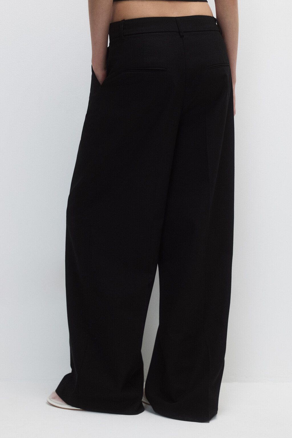 Брюки широкие костюмные со стрелками - цвет черный - 4