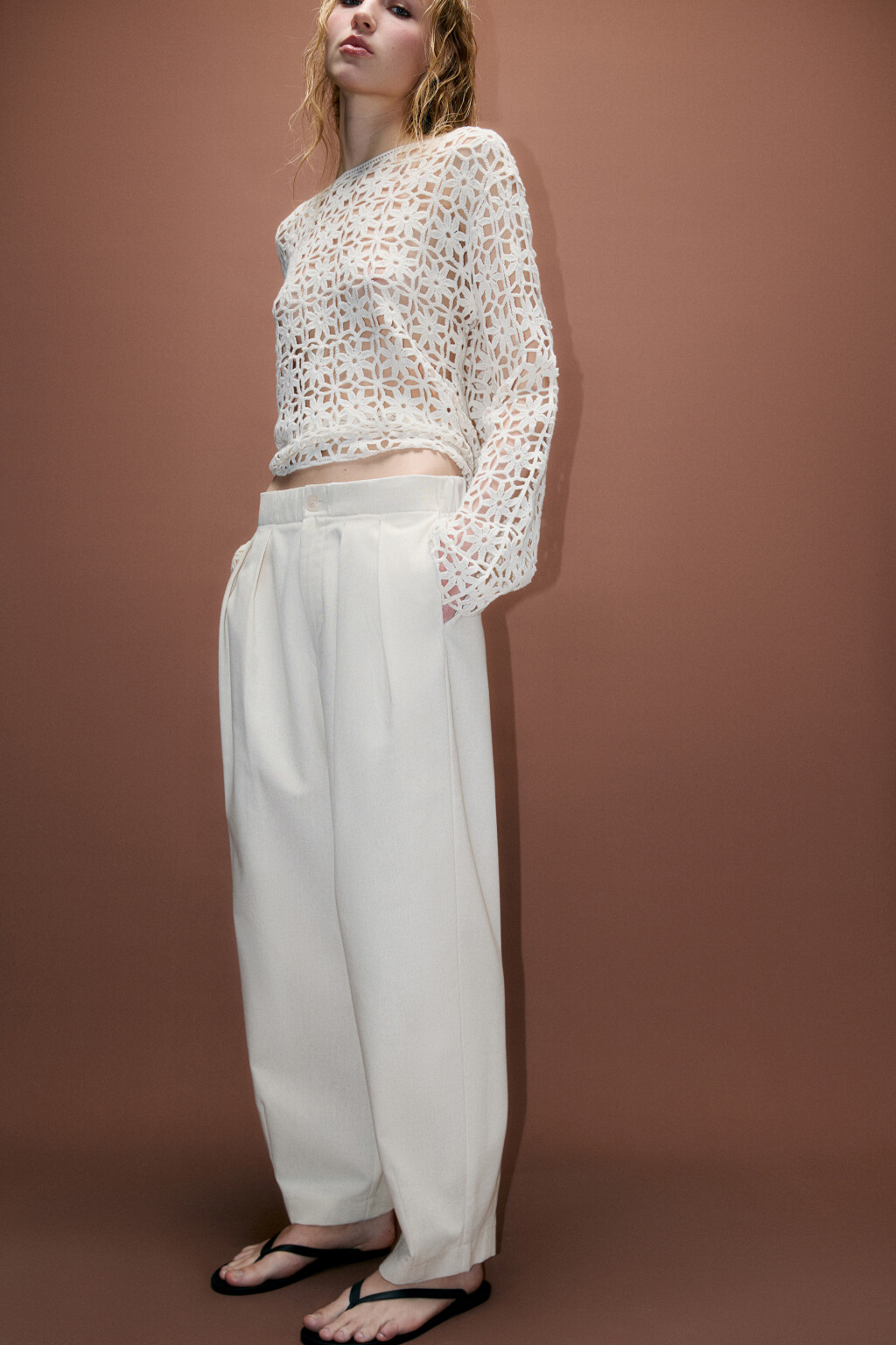 Брюки-бананы костюмные со складками - цвет бежевый - 2