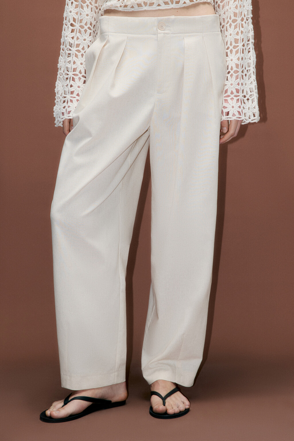 Брюки-бананы костюмные со складками - цвет бежевый - 3