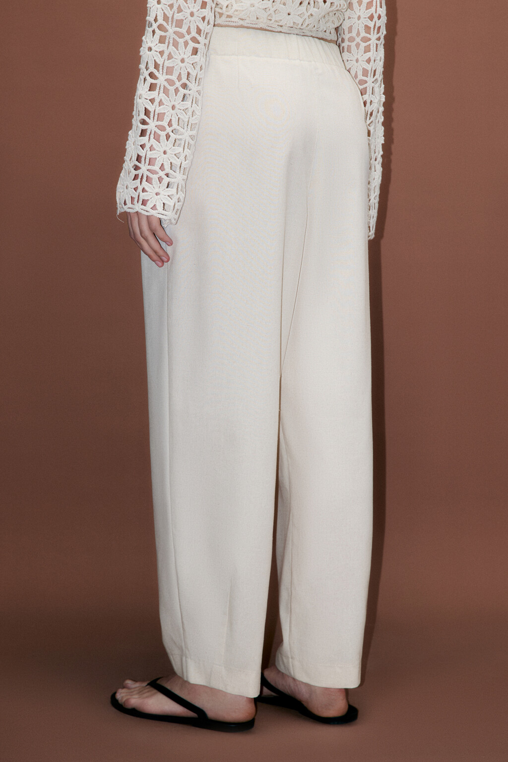 Брюки-бананы костюмные со складками - цвет бежевый - 4