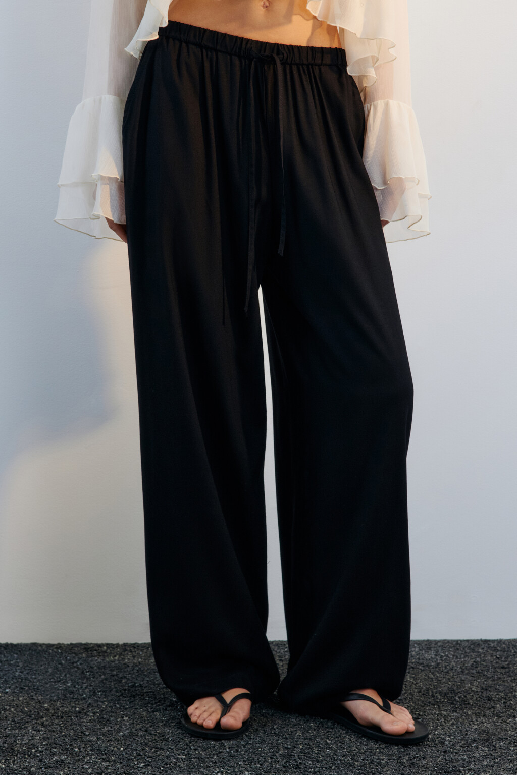 Брюки широкие вискозные с поясом-резинкой - цвет черный - 2