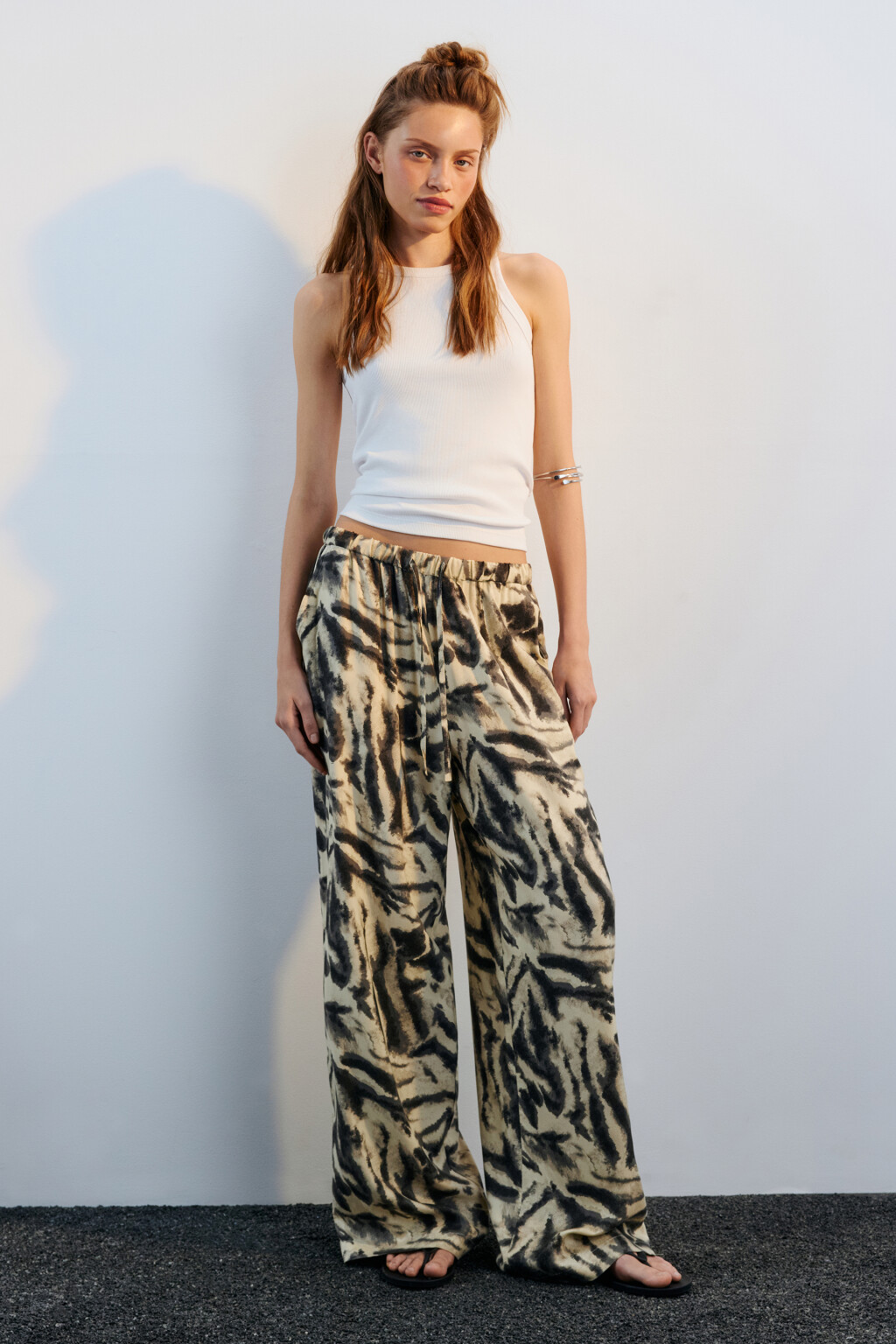 Брюки широкие вискозные с поясом-резинкой - цвет бежевый - 4