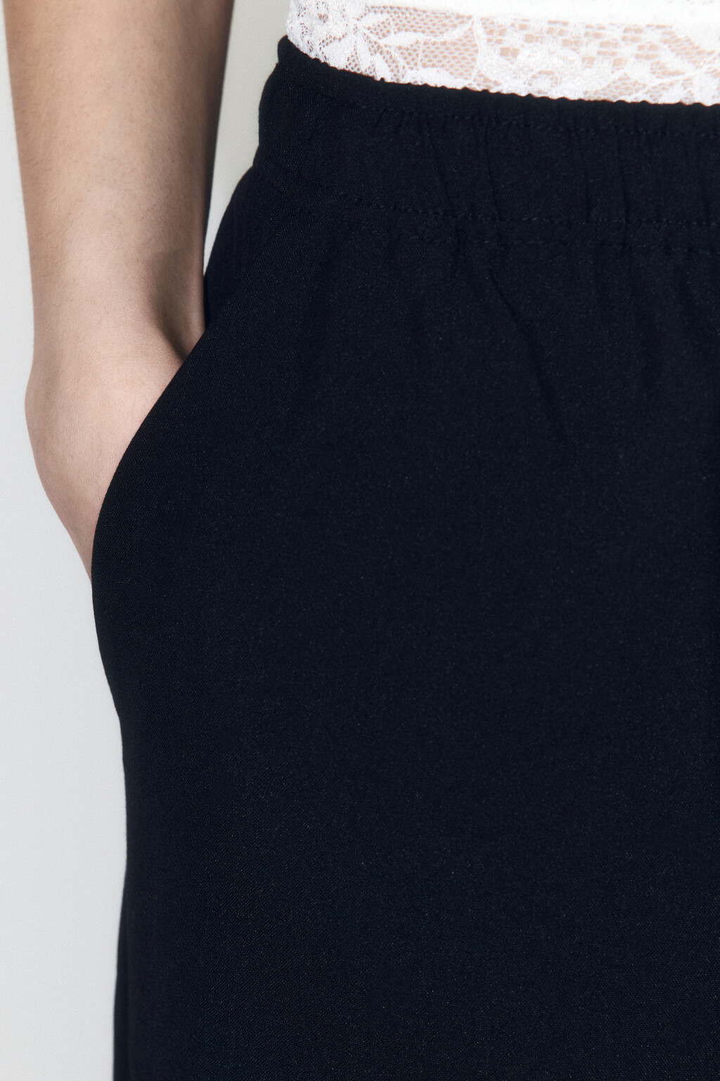 Брюки широкие костюмные с контрастным поясом - цвет черный - 6