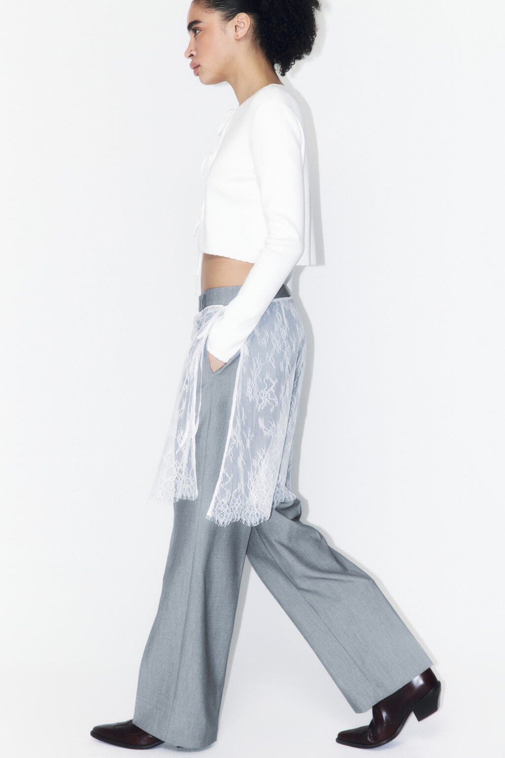 Брюки прямые костюмные с кружевной баской - цвет серый - 2